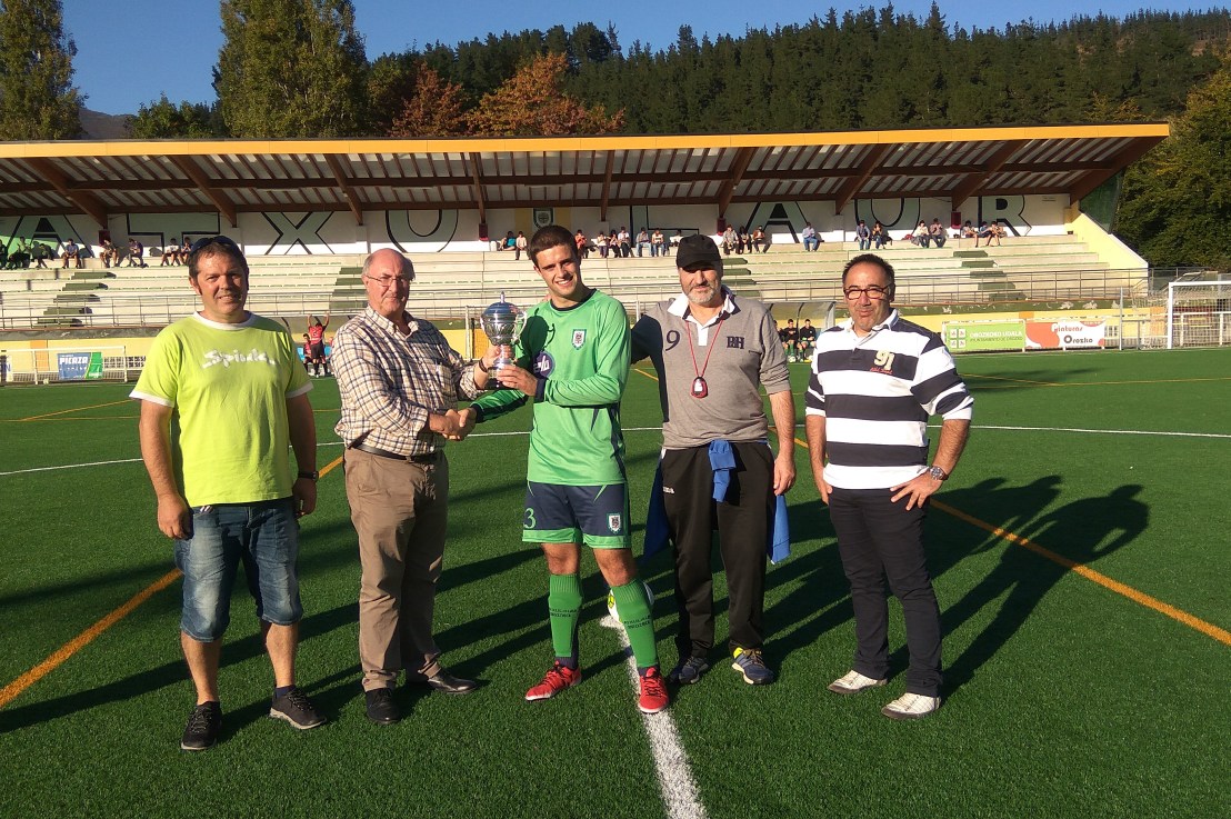Este domingo la BFF  / FVF ha entregado a nuestro equipo Juvenil A el Trofeo por haber sido los flamantes Campeones absolutos en la temporada 16/17 de Segunda División Juvenil. / Igande honetan, BFF / FVFak Juvenil A taldeari Bigarren Dibisioko Garaikurra eman dio 16/17 denboraldian garaile&nbsp;izateagatik.
